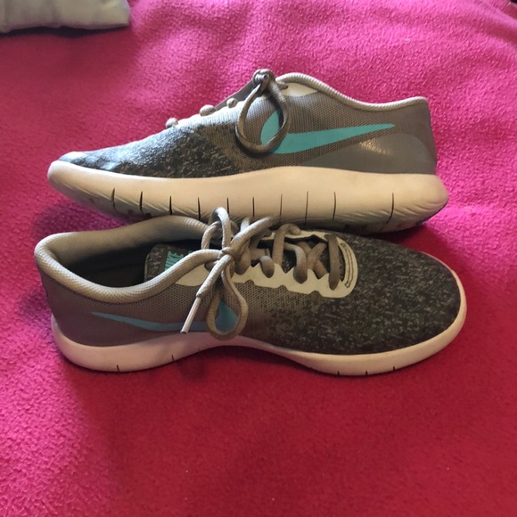 Nike youth athletic shoes size 5.5 - Picture 4 of 6